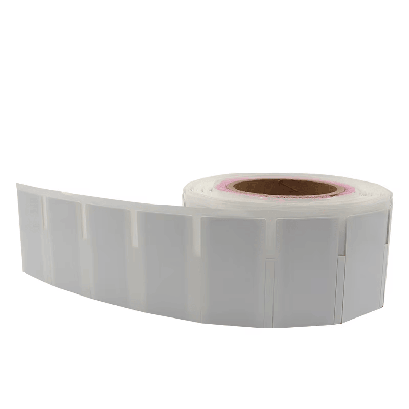 Fleksibel UHF RFID-etiket til metal til buede aktiver vist med indgraveret logo til købere der sammenligner løsninger inden for fleksible UHF RFID-tags til metal.