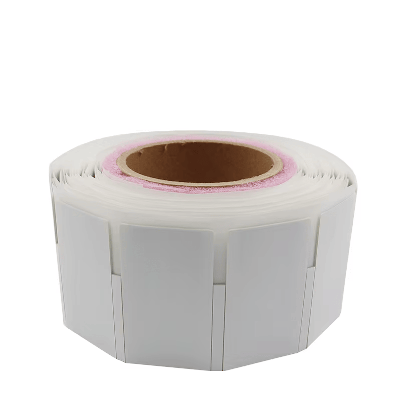 Fleksibel UHF RFID-etiket til metal til buede aktiver vist med tydeligt fokus på overflade af høj kvalitet til anvendelser inden for fleksible UHF RFID-tags til metal.