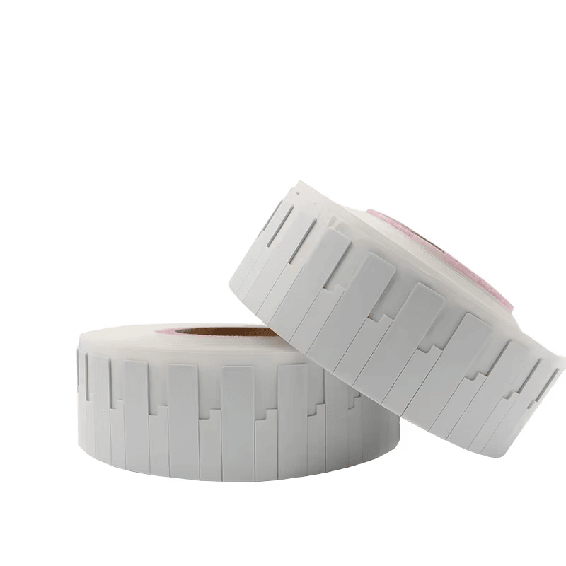 Fleksible UHF RFID-tags monteret på buede metalfustager til drikkevarer til lagerstyring på lang afstand.