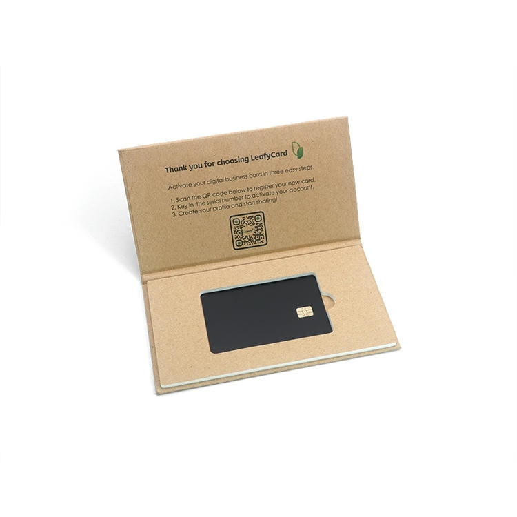 Produktfoto af et kundetilpasset metalkort med kontaktchip til sikker adgang, der viser den børstede metalfinish.