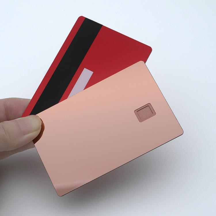 Specialtilpassede metal IC-kort med sikker chip og indgraveret logo.