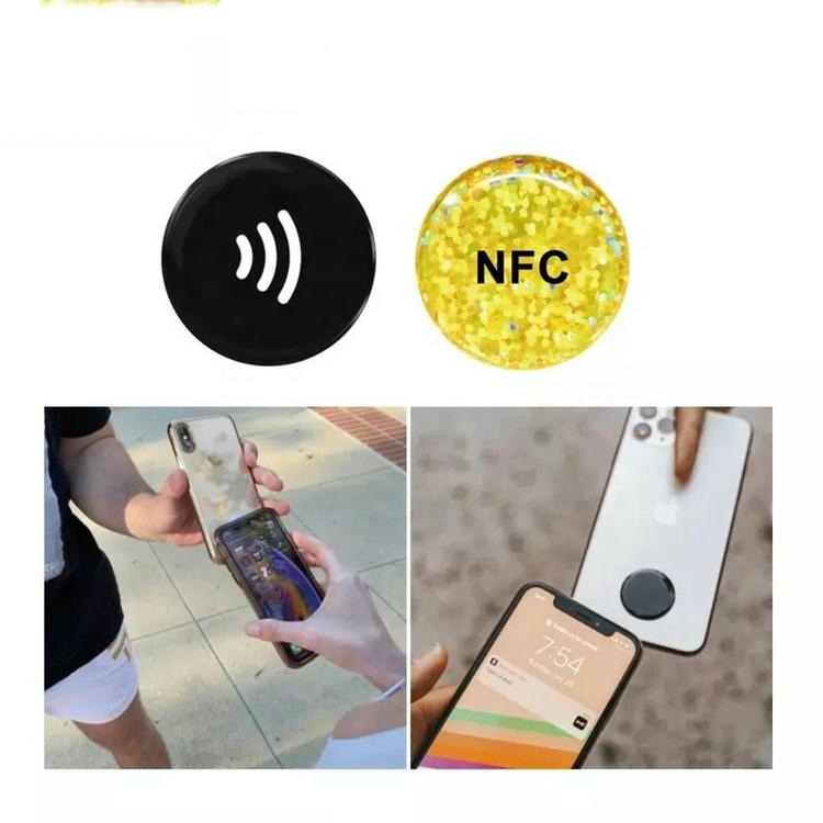 En demonstration af telefonberøring viser et NFC-epoxyklistermærke i brug til kontaktløs indtjekning og betaling eller digital medlemsadgang.