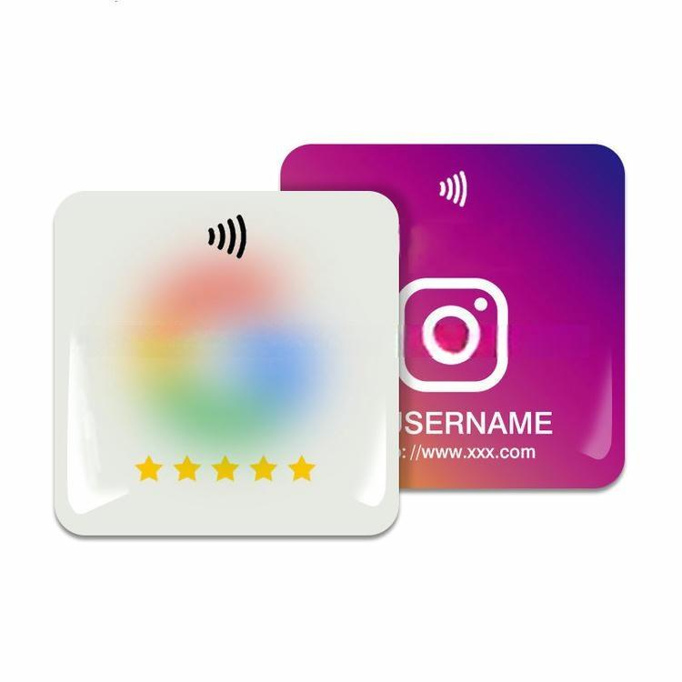Kvadratiske NFC-epoxyklistermærker med grafik i sociale medier-stil viser hvordan brandede tags kan understøtte gæsters loyalitetsengagement.