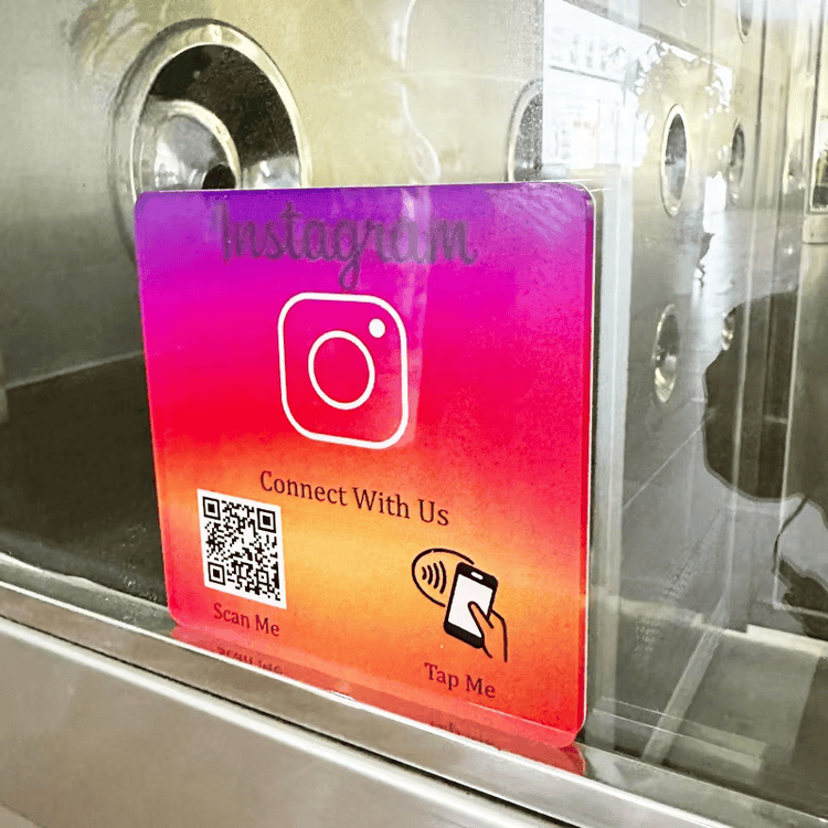 Specialfremstillet NFC-stander til digitale kort vist i en praktisk anvendelsessituation.
