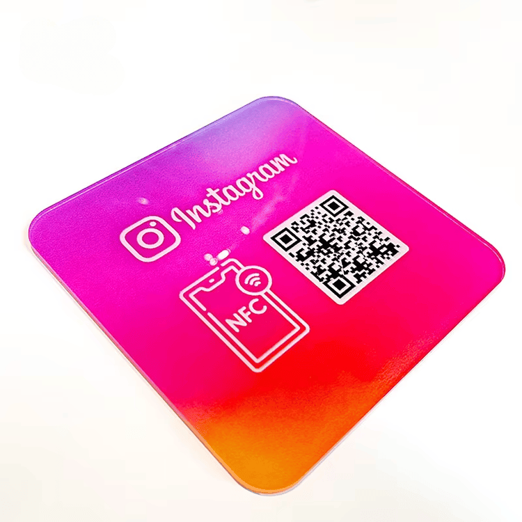 Tilpasset NFC-stand til softwaredemoer vist fra fronten for kunder, der sammenligner NFC-løsninger.