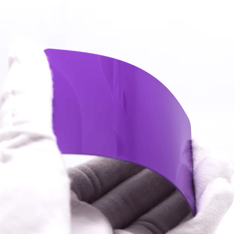 Behandskede hænder bøjer et lilla PVC-kort til kundetilpasset inkjettryk for at demonstrere fleksibilitet og modstandsdygtighed mod revner.
