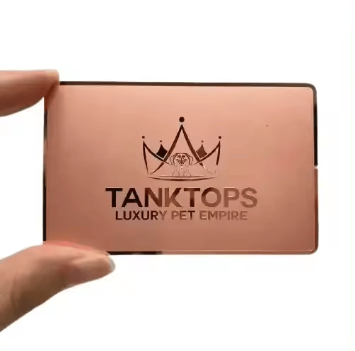 Specialdesignede metal visitkort med trykt logo til virksomhedsbranding.