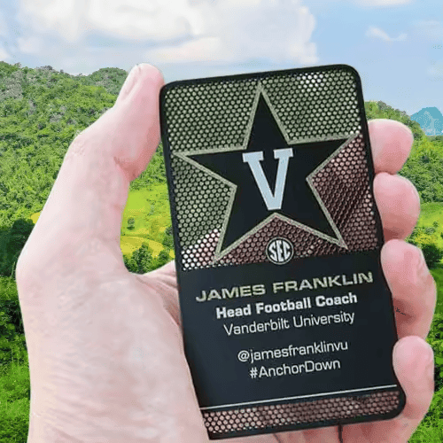 Dette billede fremhæver design i tegnebogsformat på Specialdesignede metalvisitkort til eksklusiv branding til anvendelser inden for metalvisitkort.