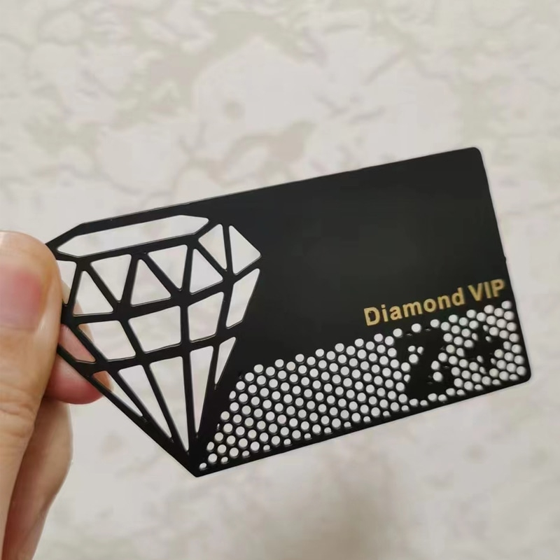 Guld metal visitkort vist med chipdetaljer til anvendelse inden for metal visitkort.
