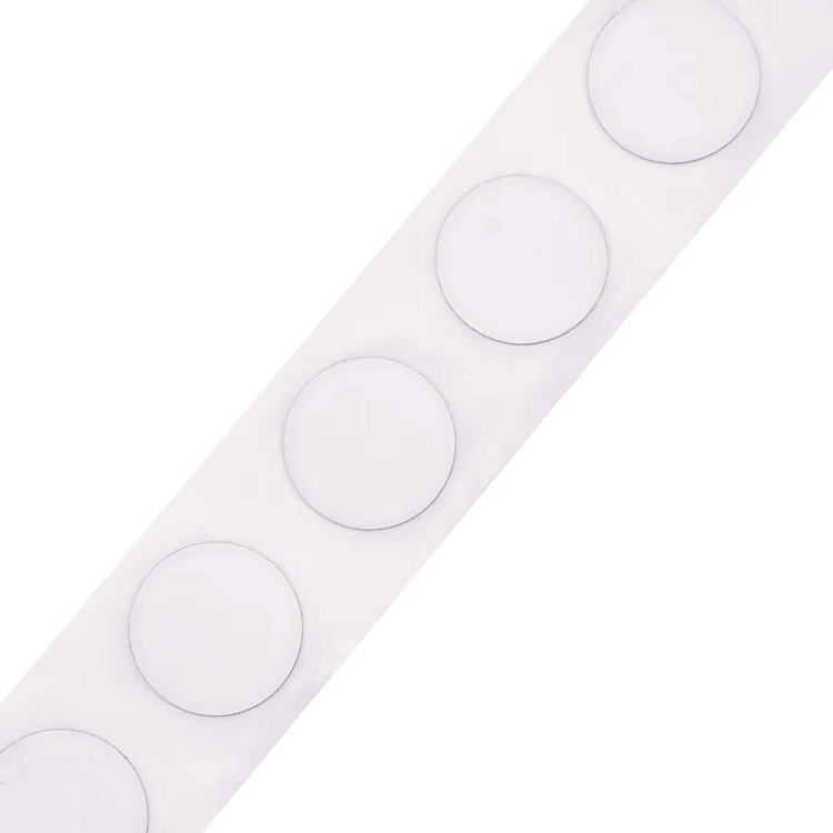 HF RFID-etiketter til mærkning i storserieproduktion vist med selvklæbende bagside til købere der sammenligner løsninger inden for HF RFID-etiketter.
