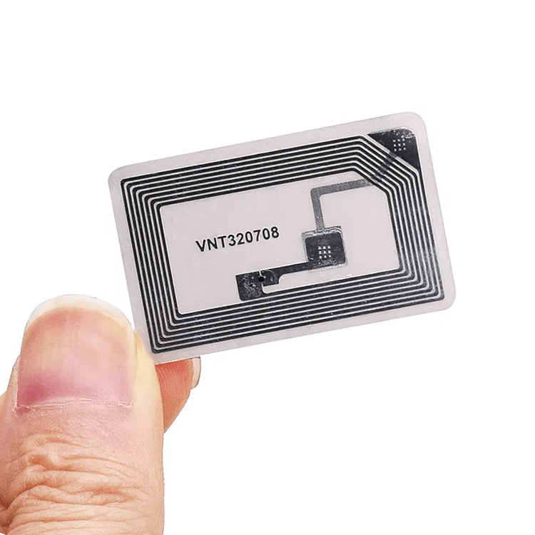 HF RFID-etiketter til laboratorieprøveglas vist med tydeligt fokus på selvklæbende bagside til anvendelser inden for HF RFID-etiketter.