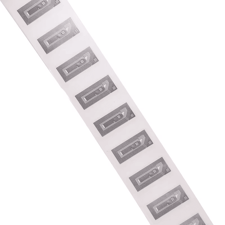 HF RFID-labels til sporing af udlejningsudstyr vist på en metaloverflade.