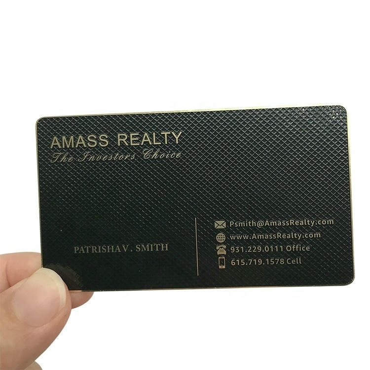 Specialdesignede metalvisitkort til luksusbranding vist med fokus på trykt logo til projekter inden for metalvisitkort.
