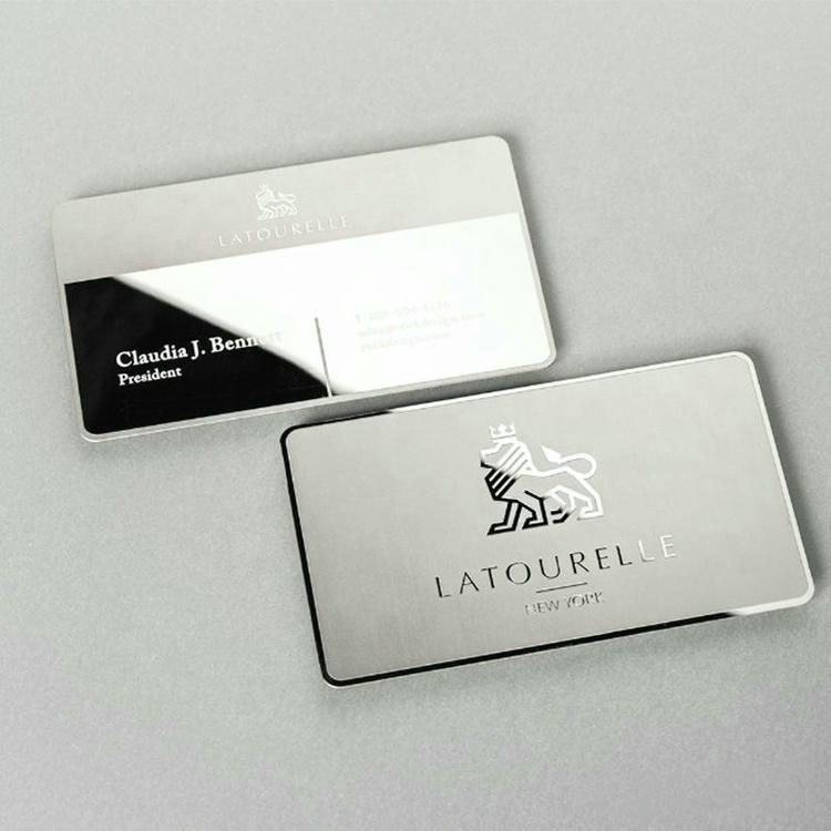 Produktfoto af Specialdesignede metalvisitkort til eksklusiv branding der viser kontaktløs scanning i kategorien metalvisitkort.