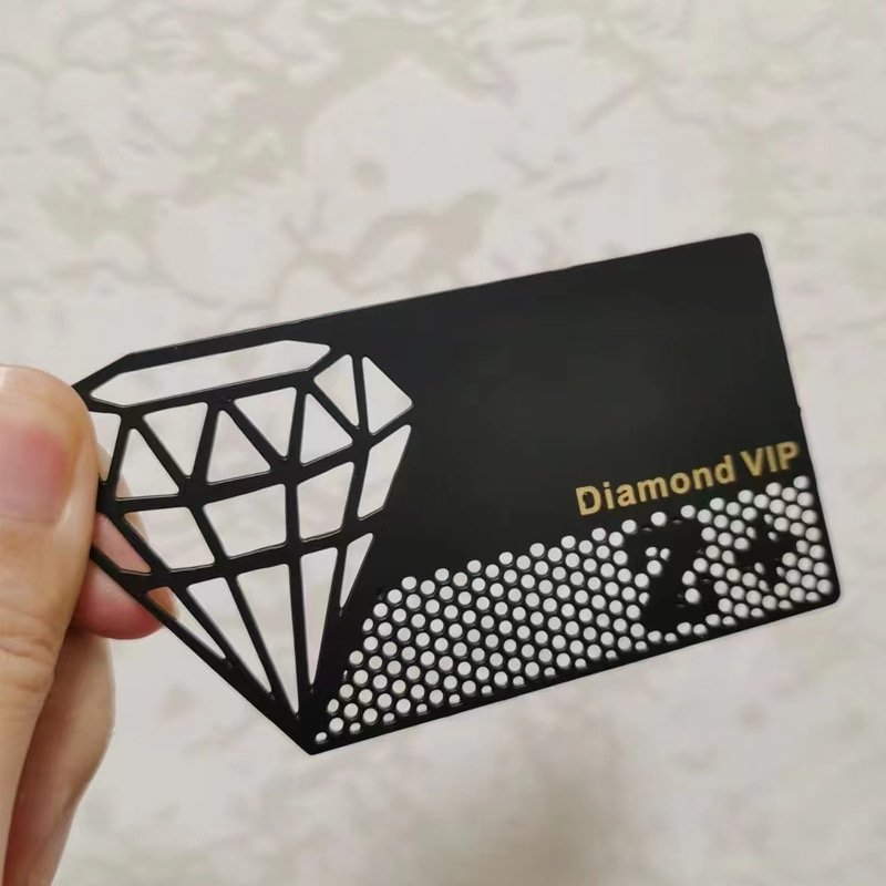 Specialdesignede metal visitkort med robust metalstruktur og graveret logo.