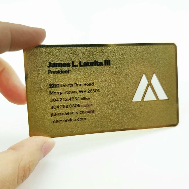 Produktfoto af Specialdesignede metalvisitkort til eksklusiv branding der viser laserskåret detalje i kategorien metalvisitkort.