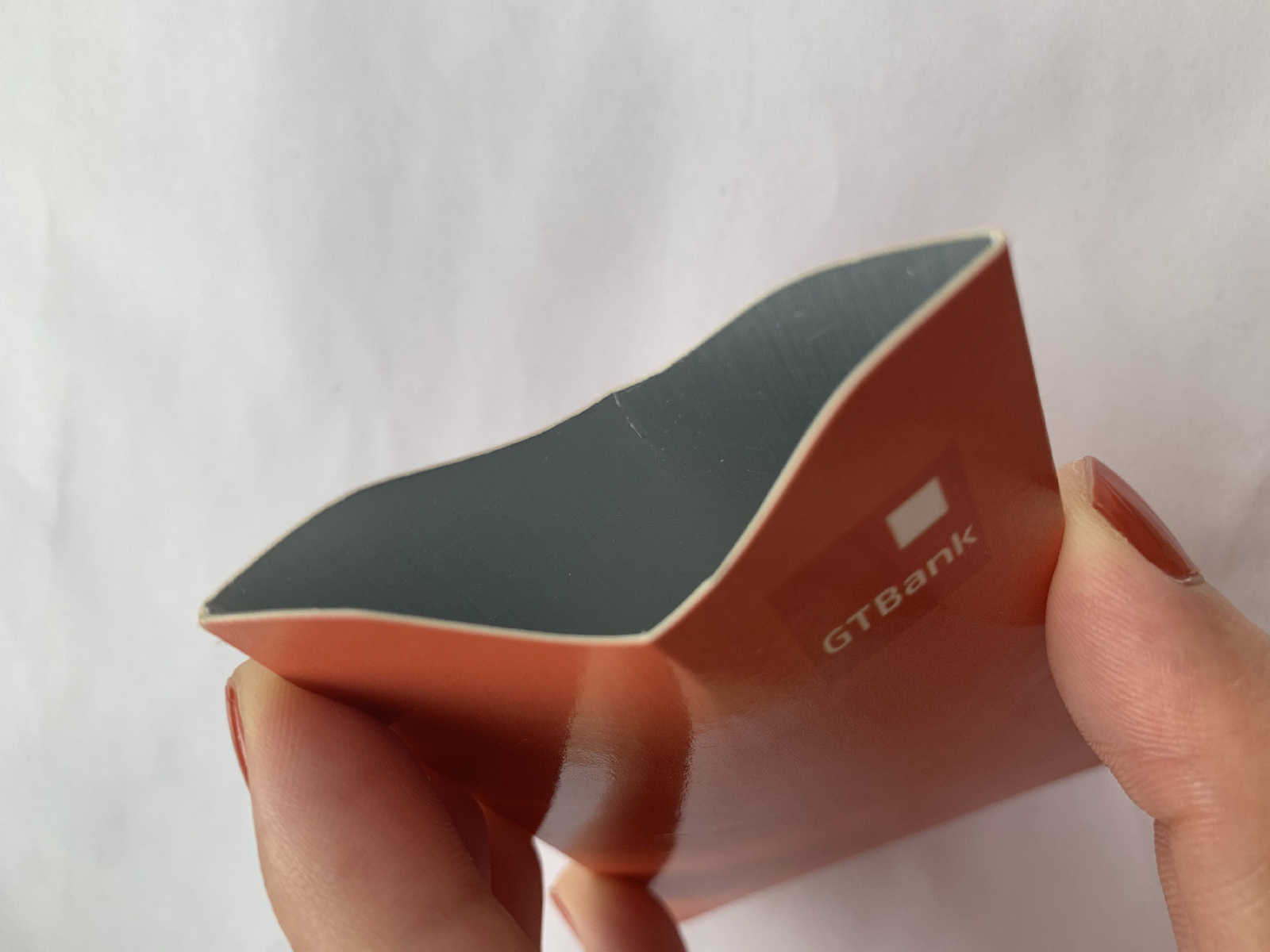 RFID-blokerende papirhylstre til kort vist i forbindelse med kontaktløs scanning.