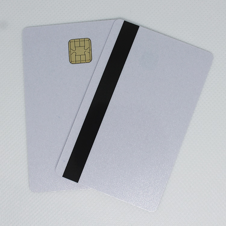 Kundetilpassede kontakt-IC-kort til sikre programmer vist med scanning for købere, der sammenligner kontaktchipkort.