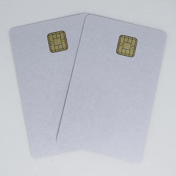 Specialdesignede IC-kontaktkort til sikre programmer vist med design i tegnebogsformat til købere der sammenligner løsninger inden for kontaktchipkort.