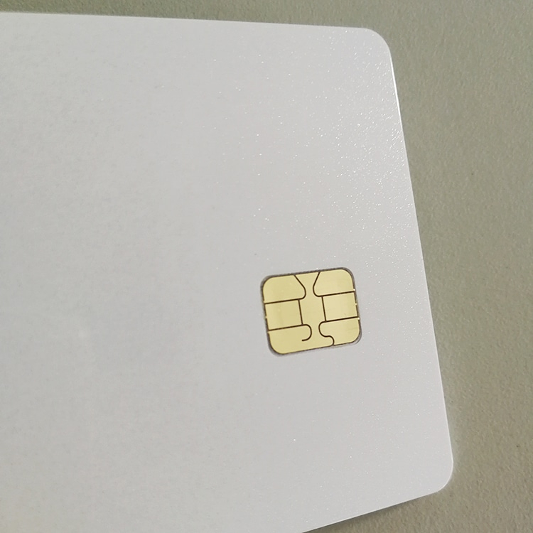Kontakt IC-kort vist med forskellige materialer og overfladefinish.