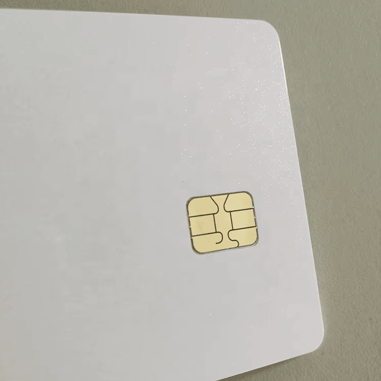 Produktfoto af IC-kontaktkort til sikre ID-kort der viser visning fra siden i kategorien kontaktchipkort.