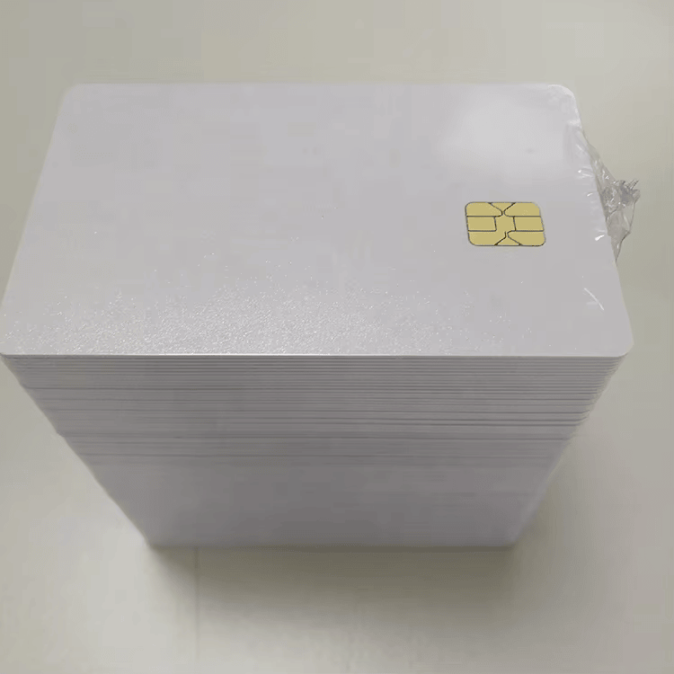 IC-kontaktkort til sikre ID-kort vist med fokus på design i tegnebogsformat til projekter inden for kontaktchipkort.