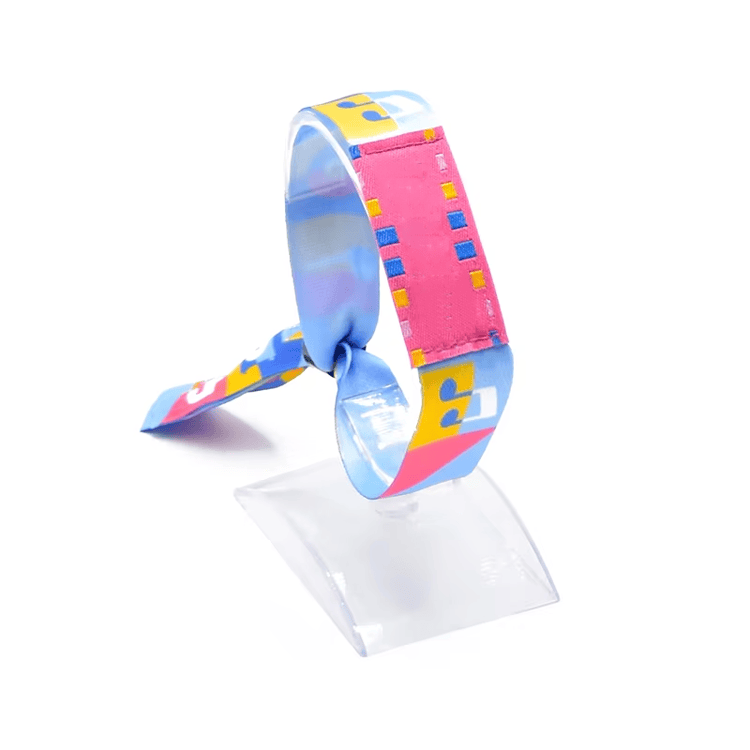 Dette billede fremhæver kontantløs betaling på RFID-armbånd i stof til adgang ved firmaarrangementer til anvendelser inden for RFID-armbånd i stof.