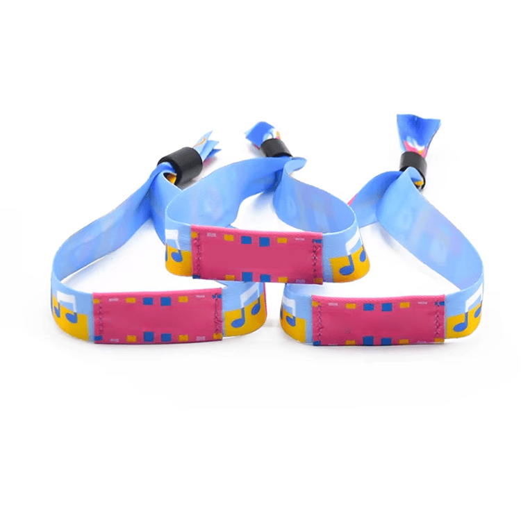 RFID-armbånd i stof til adgang ved firmaarrangementer vist med chipdetalje til købere der sammenligner løsninger inden for RFID-armbånd i stof.