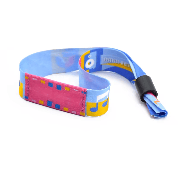 Dette billede fremhæver festivalbillettering på RFID-armbånd i stof til adgang ved firmaarrangementer til anvendelser inden for RFID-armbånd i stof.