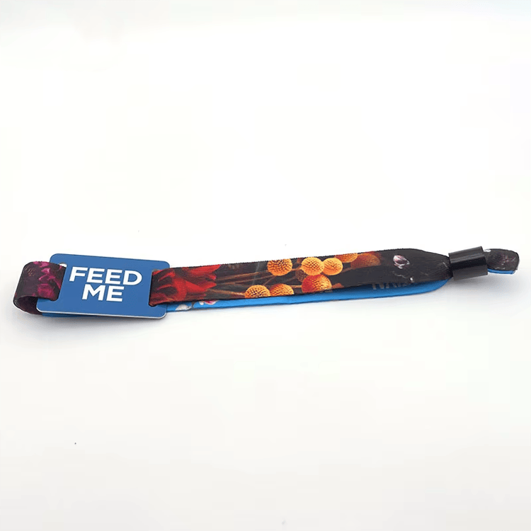 Specialdesignede RFID-armbånd i stof til brandkampagner vist med chipdetalje til købere der sammenligner løsninger inden for RFID-armbånd i stof.