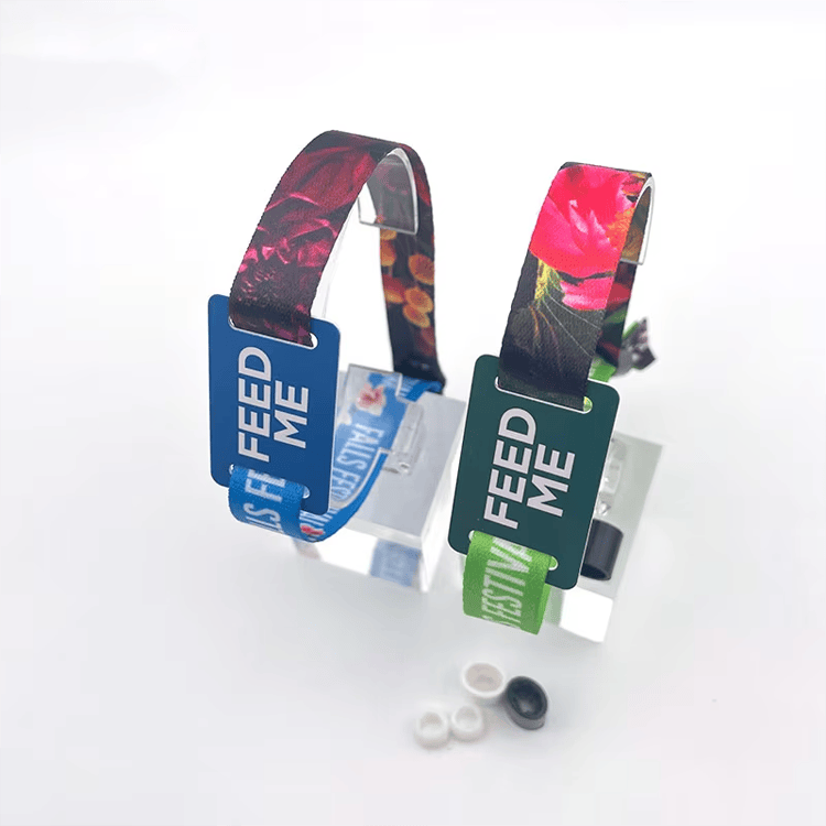 Specialfremstillede RFID-stofarmbånd til brandkampagner med vandbestandigt armbåndsdesign.
