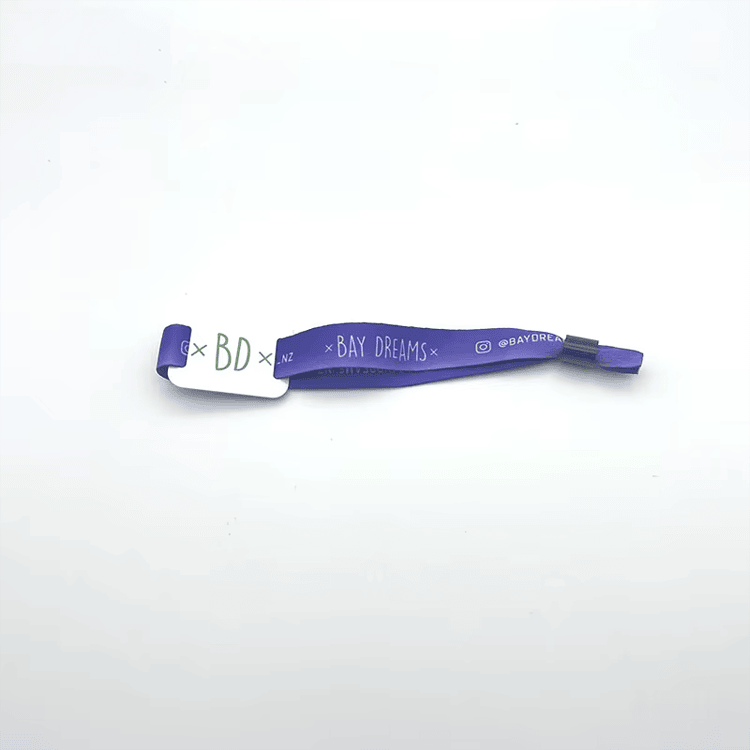 Specialdesignede RFID-armbånd i stof til fitnessevents vist med tydeligt fokus på kontantløs betaling til anvendelser inden for RFID-armbånd i stof.