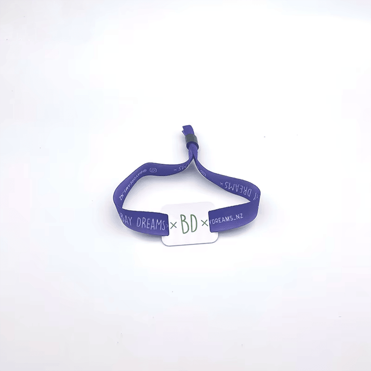 Specialdesignede RFID-stofarmbånd til deltagerregistrering.