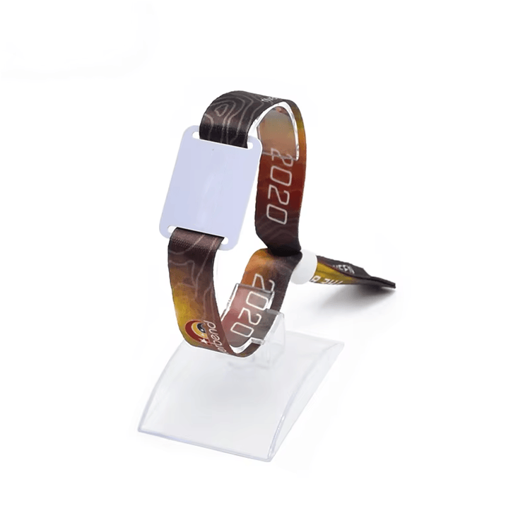 Detaljevisning af NFC-integreret stofarmbånd til interaktive løsninger.