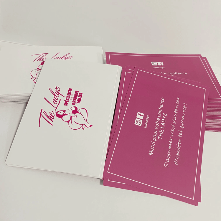 Specialdesignet hang tag med logo som ekstra brandingelement til gaver og produktemballage.