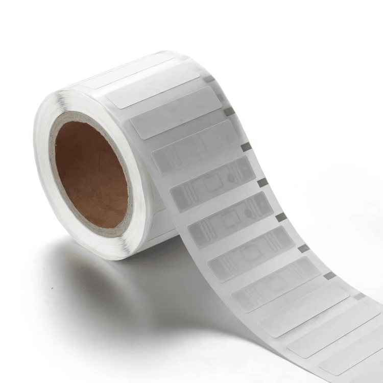 Utrykt RFID billet-inlay-rulle viser indbygget antenne og chipplacering klar til laminering og kundetilpasset billettryk.