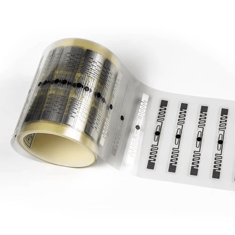 Rulle med RFID billet-inlays viser antennemønstre og markeringer til effektiv produktion af papbilletter i store mængder.