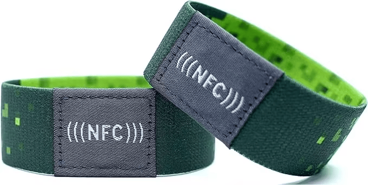Kontaktløse RFID-armbånd til events vist med adgangskontrol til events til købere der sammenligner løsninger inden for elastiske RFID-armbånd.