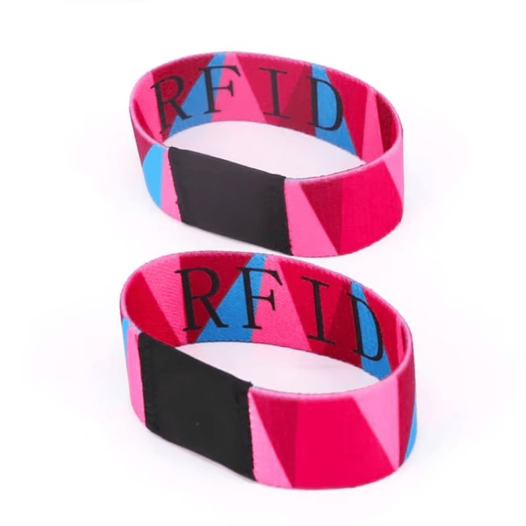 Dette billede viser et bredt udvalg af farverige trykte elastiske RFID-armbånd med forskellige tilpassede mønstre til festivaler og arrangementer.