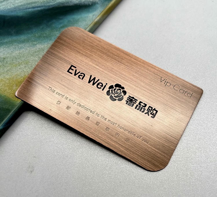 Dette metal visitkort har en bronzefarvet børstet finish med VIP-markering og navnebranding til premium medlemskort.