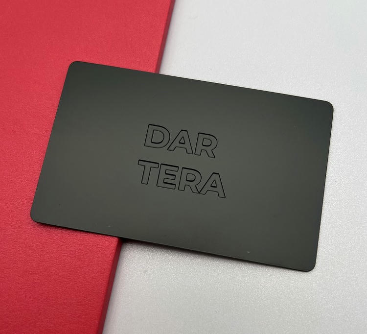 Dette metal visitkort har en mat sort overflade med dyb gravering til et minimalistisk luksusudtryk.
