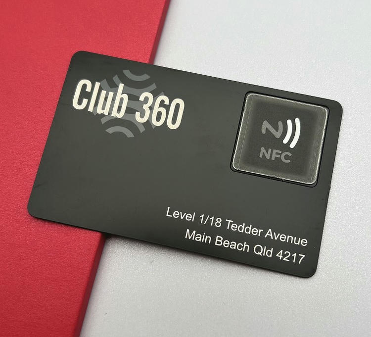 Dette metal visitkort indeholder en NFC-indlægsenhed med moderne layout til kontaktløs VIP-adgang.