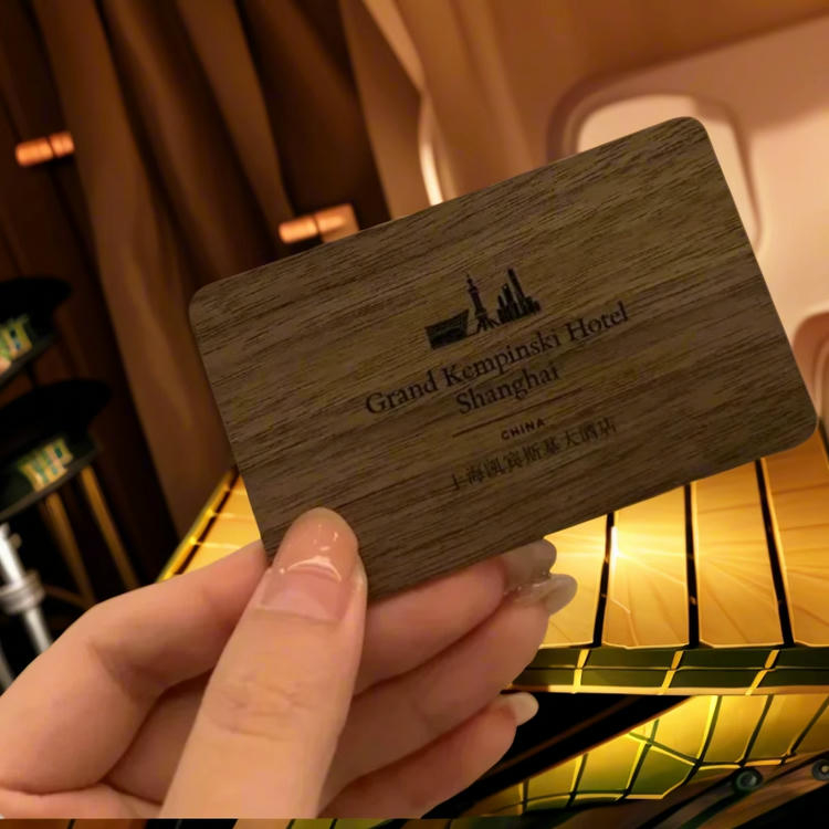 Detaljeret specifikationsdiagram for bøgetræskort med standardmål, tykkelse og præcis placering af indbygget RFID-inlay.