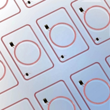 Billedet viser eksempler på adgangskontrolkort og medarbejderkort med indbyggede RFID prælaminerede indlæg.