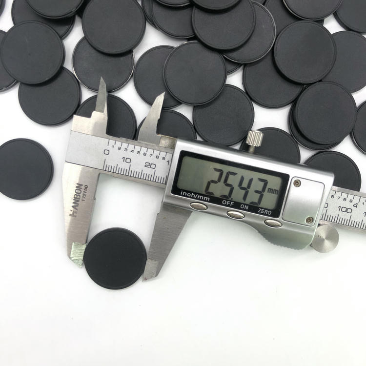 Bagside af rødt ABS25-3 RFID-tag med materiale til metaloverflader til montering på jern.