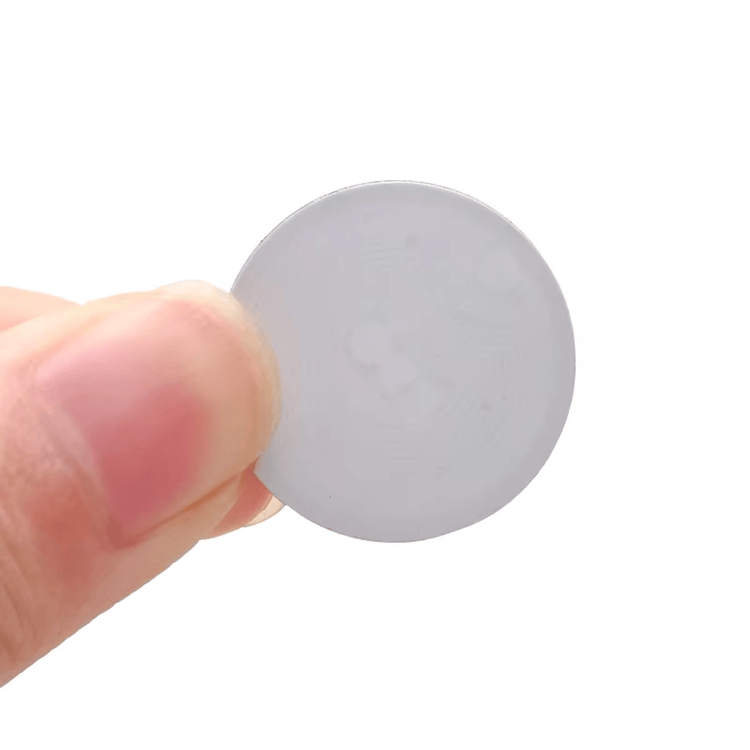 HF RFID-labels til mærkning i serieproduktion vist med fokus på sikker adgangskontrol.
