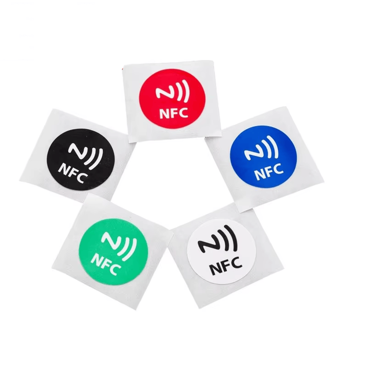 Materialeoverflade på en HF RFID-label til professionel emballagemærkning.
