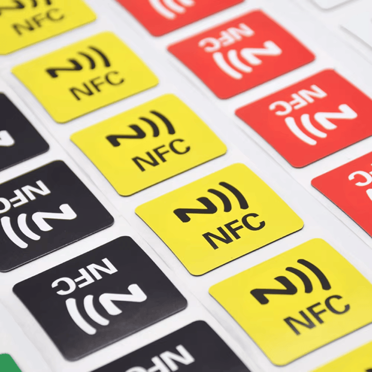Kompakt HF RFID-label til pladsbesparende identifikation og sporing.