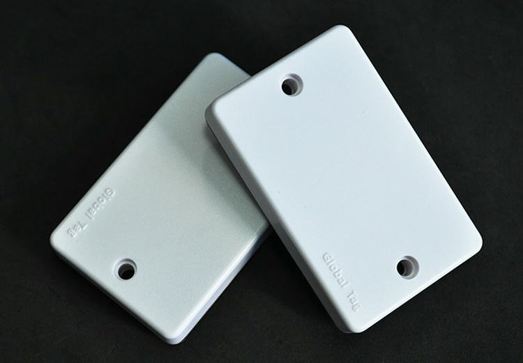 Billede af magnetisk ABS RFID-tag til metaloverflader med graveret logo til RFID-identifikation af aktiver.