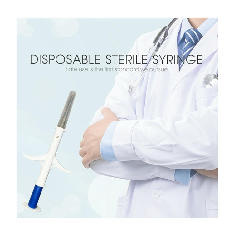 Promoveringsbillede af en steril engangssprøjte til implantation af RFID-dyremikrochips i veterinær praksis.